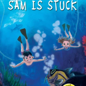 2 kids diving to help a stuck fish on the bottom of a sea